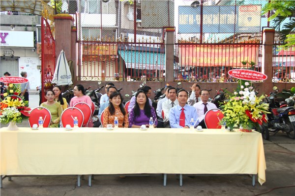 Khách mời (bên trái sân khấu)